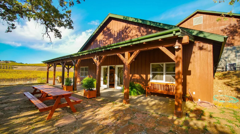 Exterior of Hendry Winery tasting room