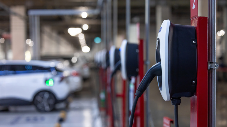 Electric vehicle charging station