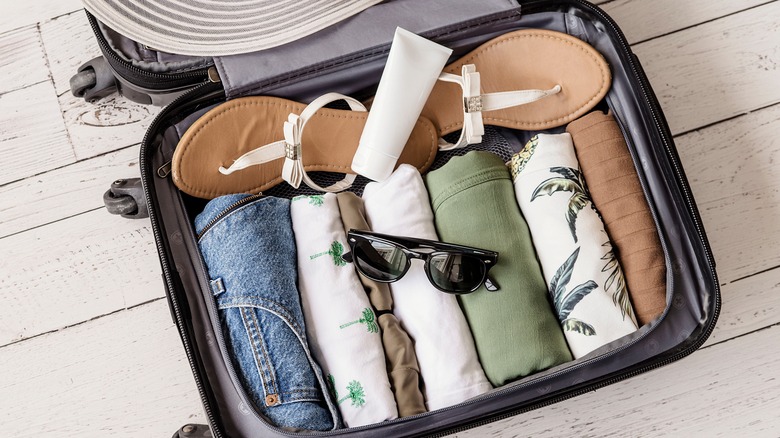 Neutral vacation outfits