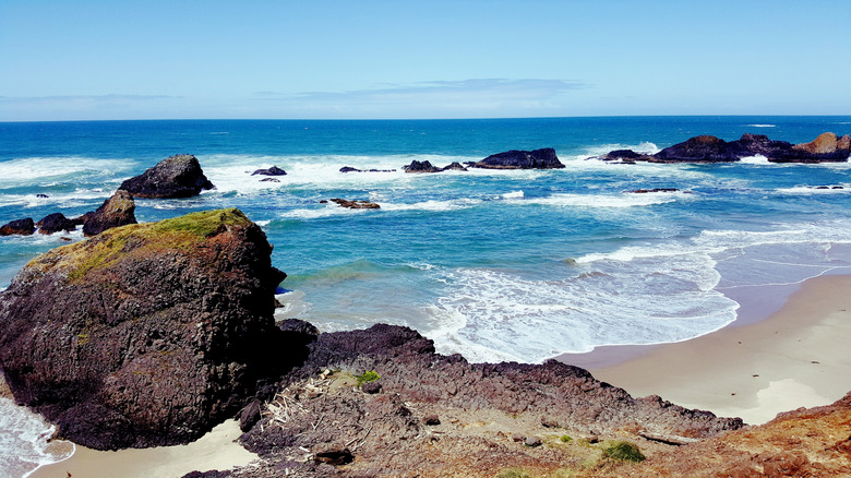 A view over the rocks of Tillicum Beach, Oregon