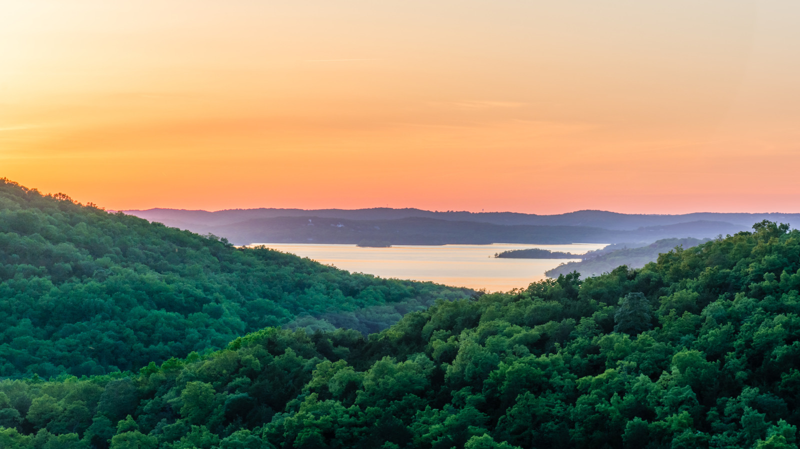 The Ozarks' Overlooked Lake Town Is A Secret Missouri Spot For A Lazy, Peaceful Getaway Far From Big Crowds