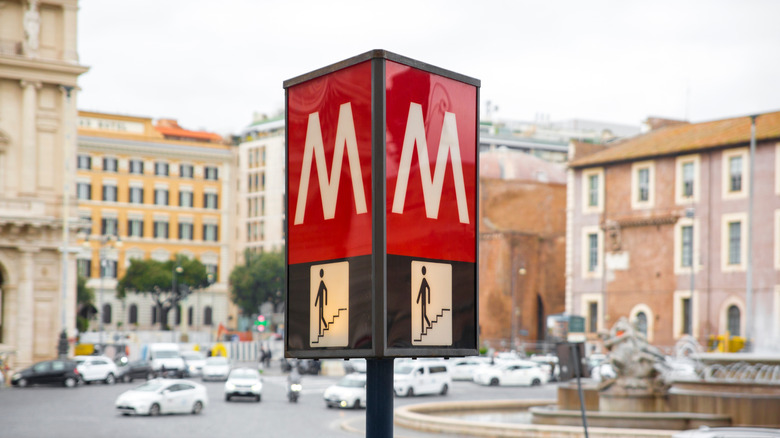 Roman metro sign