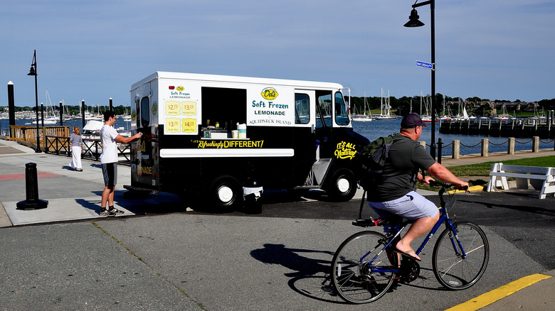 A Del's lemonade truck parked in front of harbor