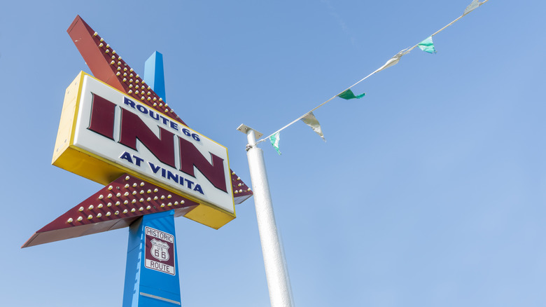Photo of iconic Route 66 Inn signage