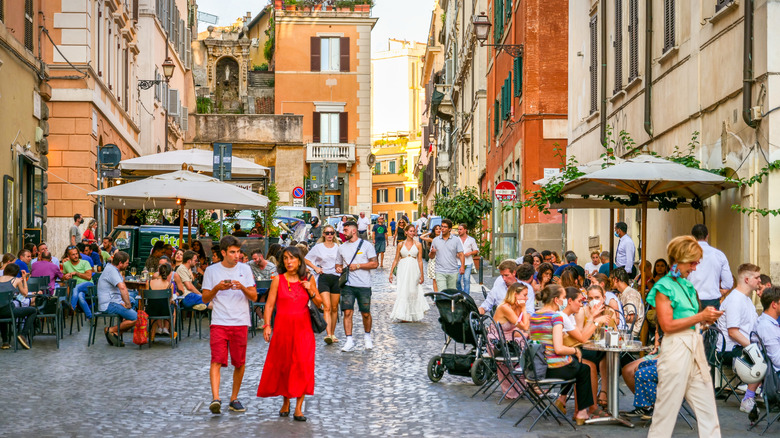 Tourists flock to piazza patio restaurants in Italy