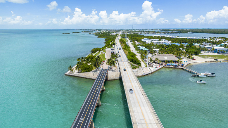 Overseas Highway runs down Florida Keys between turquoise waters