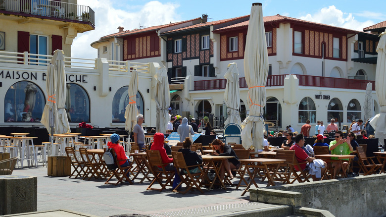 The square of the Landes in Hossegor on a busy summers day