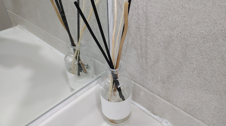 An essential oil diffuser in the corner of a bathroom