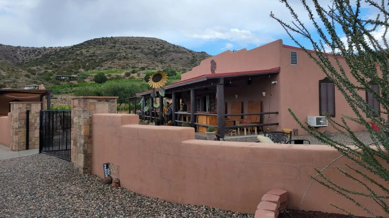 Exterior of Oak Creek Vineyards and mountain scenery
