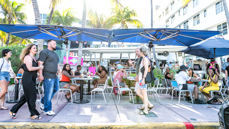 Busy Miami Beach stretch with diners and passers-by