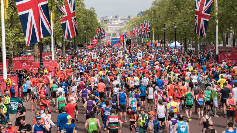 a crowd of people running london marathon