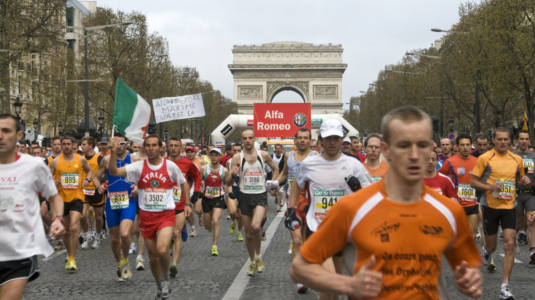 Runners in front of the Arc de Triomphe