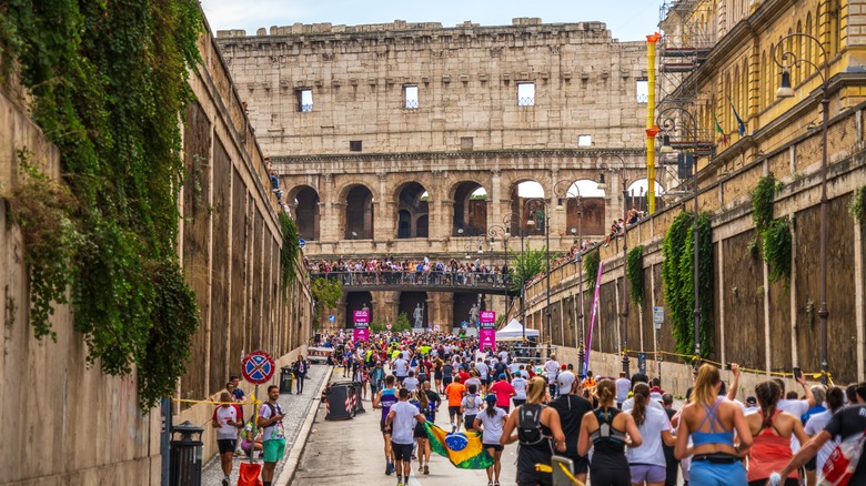 Marathon runners in front of the Roman colosseum