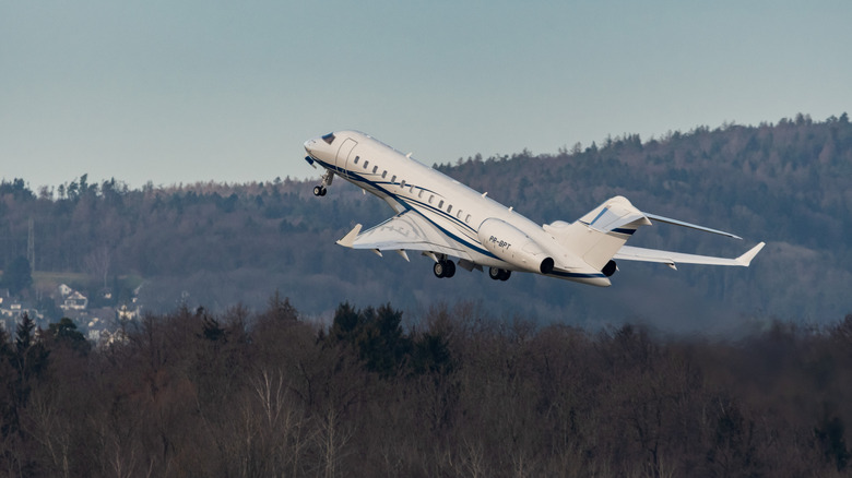 Bombardier Global 6000 taking off