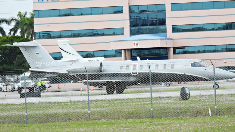 Bombardier Learjet 75 landing