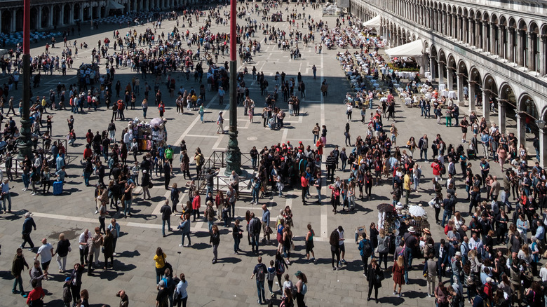 st marks packed piazza