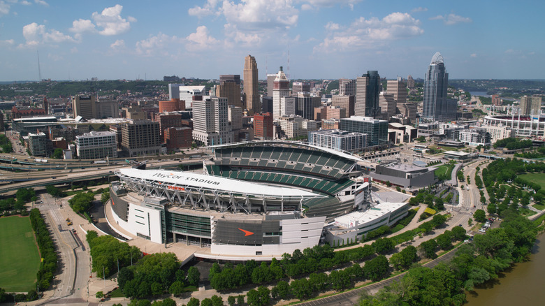 Football stadium and city skyline surrounded by highways with trees in Cincinnati