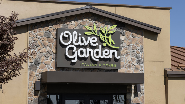 The storefront of an Olive Garden restaurant