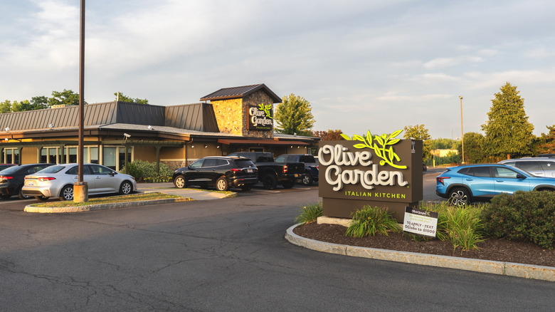 An Olive Garden and its parking lot