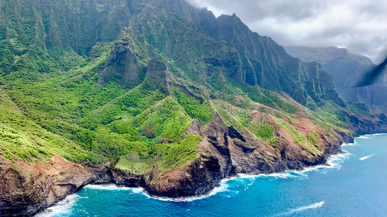 The rugged shoreline of Na Pali coast in Kauai, Hawaii