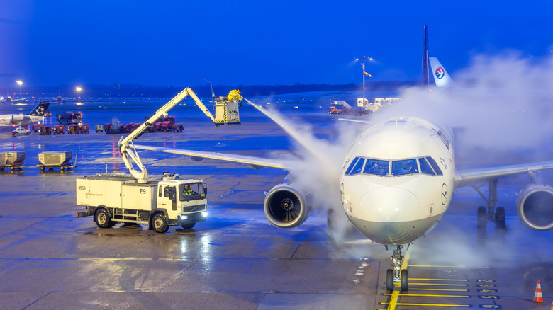 Machine de-icing a plane