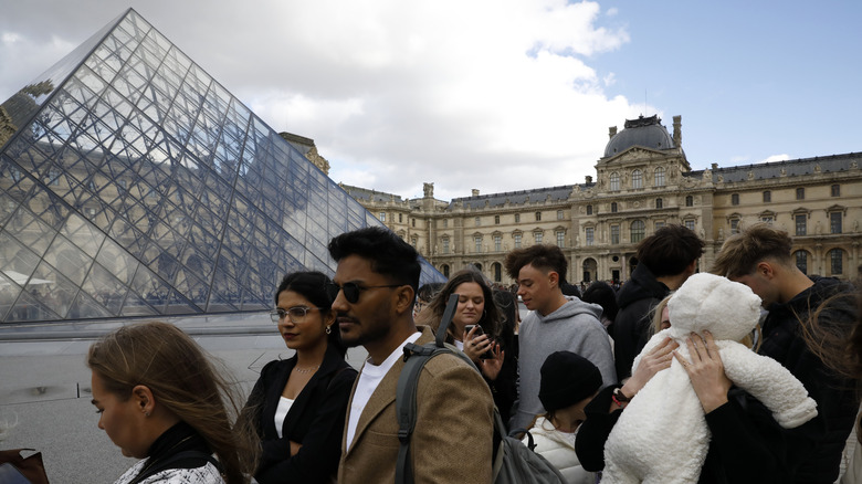 Line of tourists outside the Louvre