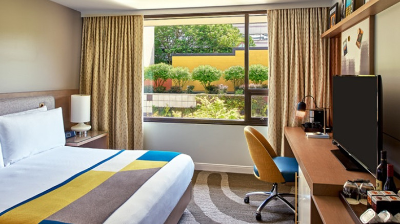 Premier Garden King room at The Hotel Zags