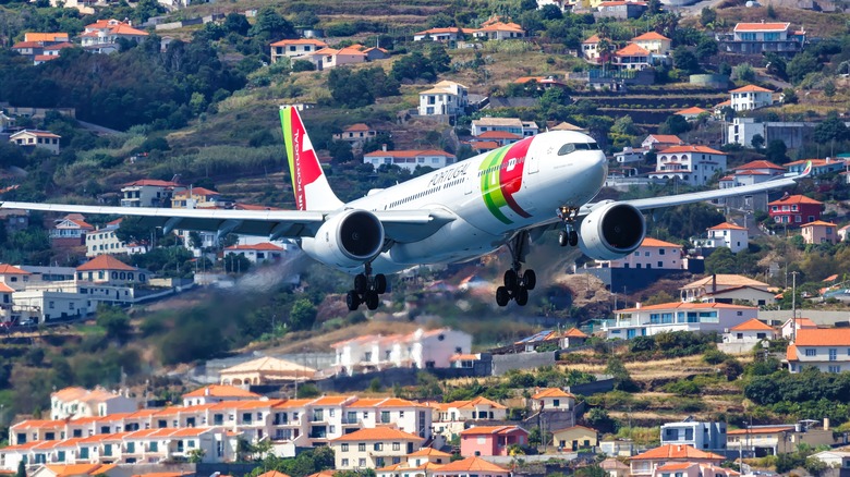 Plane flying into Madeira Airport