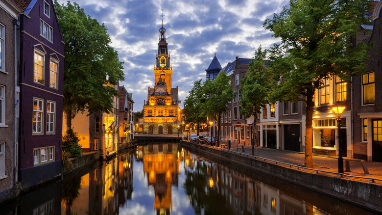 A canal view of Alkmaar at night