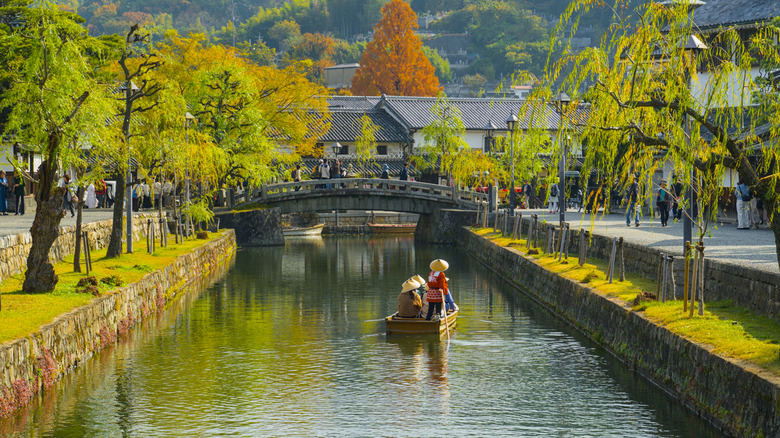 A boat plies the canals of Kurashiki's Bizan Historical Quarter