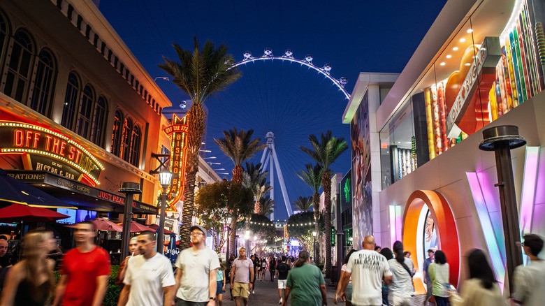 Tourists walk the Las Vegas streets at night