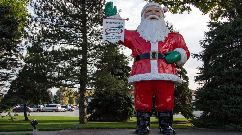 17-foot-statue of Santa holding a sign that welcomes people to Bronner's