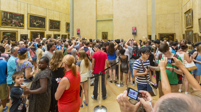 Tourist crowds near the Mona Lisa