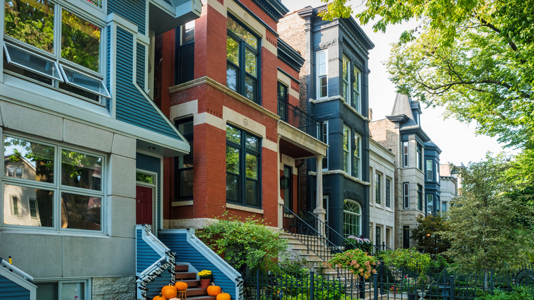 The front of a row of houses in the Lincoln Park district of Chicago, Illinois