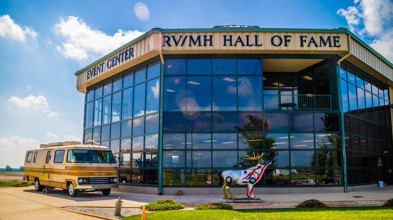 RV parked outside RV/MH Hall of Fame