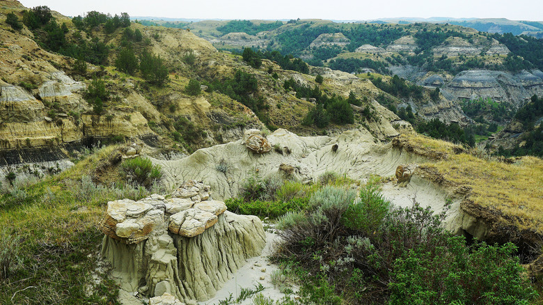 badlands at theodore roosevelt national park