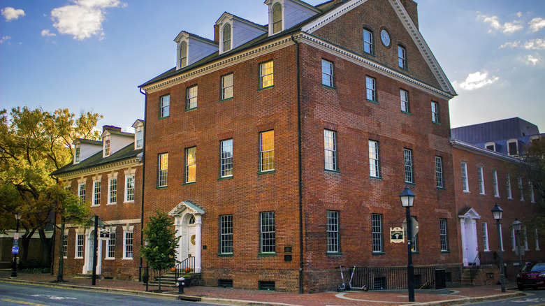 Exterior of Gadsby's Tavern