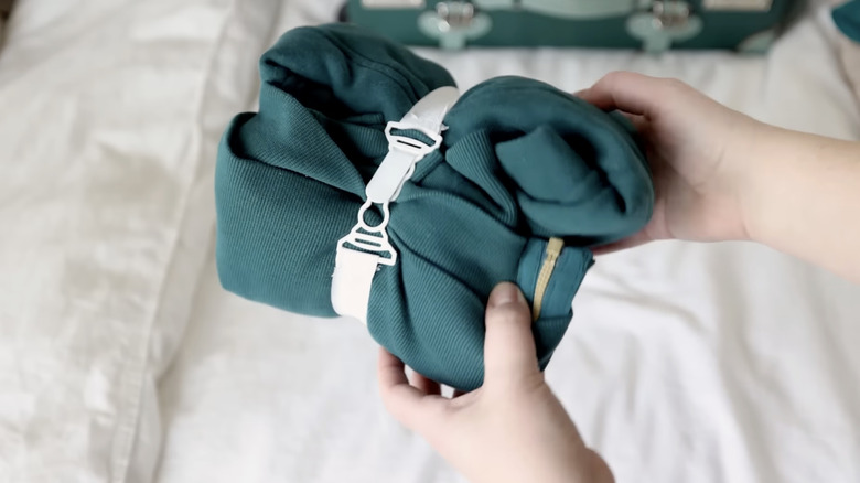 Using sheet grippers to hold bulky items closed