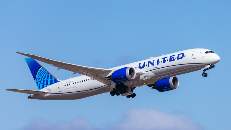 United jet in flight