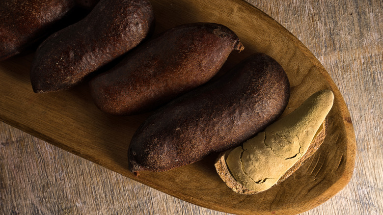 Stinking toe fruit in a wooden bowl