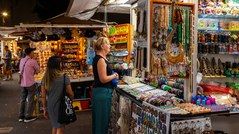 Tourists shopping at a street stall in Waikīkī
