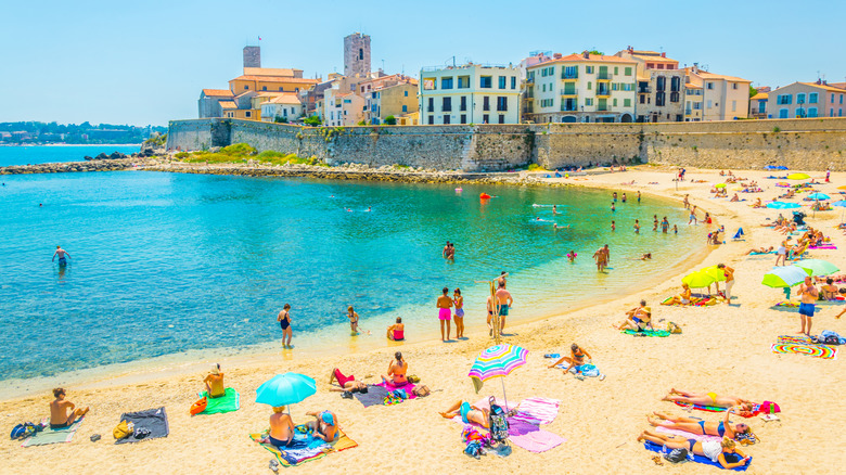Garoupe Beach crowded with tourists