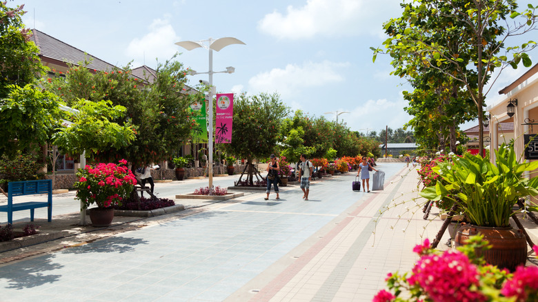 People walking along Samui Park Avenue in Koh Samui Airport, Thailand