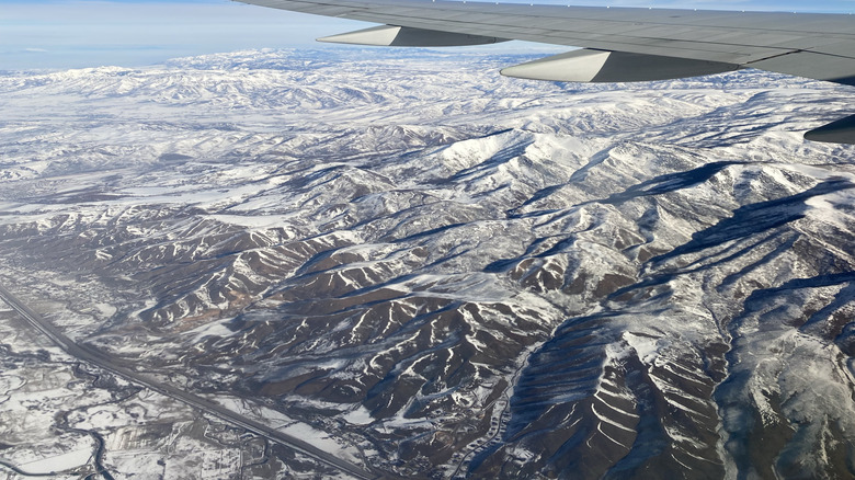 A plan flying over the mountains