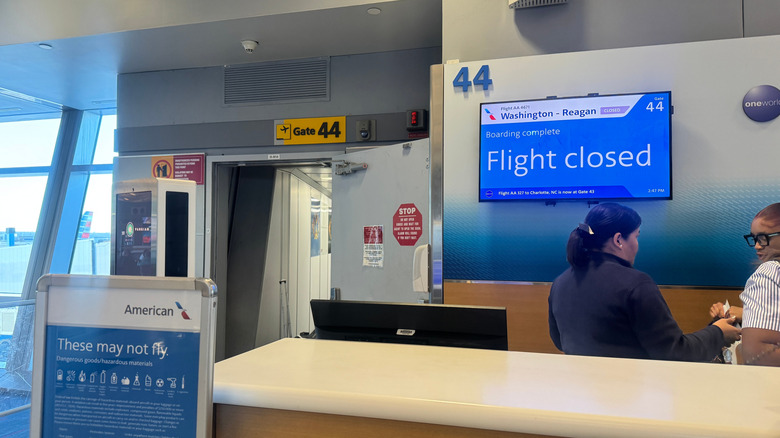 Screen showing "Flight closed" at gate