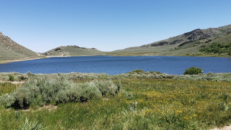 A wide-angle view of Onion Valley Reservoir