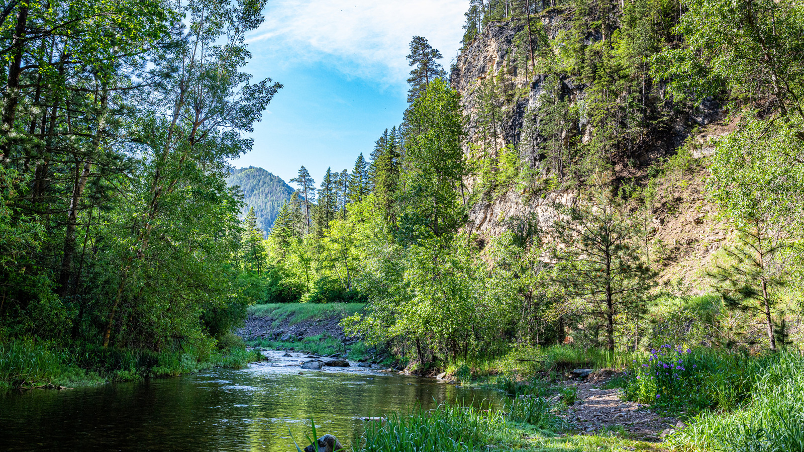 This Breathtaking State With Ethereal Canyon Views Has The Cleanest Air In The Midwest