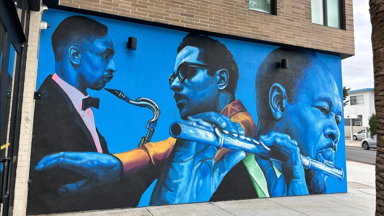 Mural by artist Ernest Shaw on Washington Ave in Mid-City