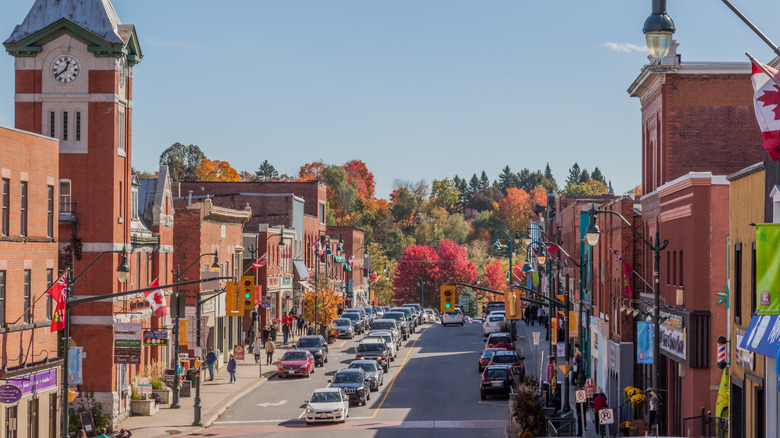 Red-brick buildings lining a lively street with fall foliage in Bracebridge, Ontario