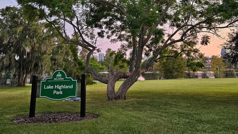 Lake Highland Park sign with tree and lake behind it